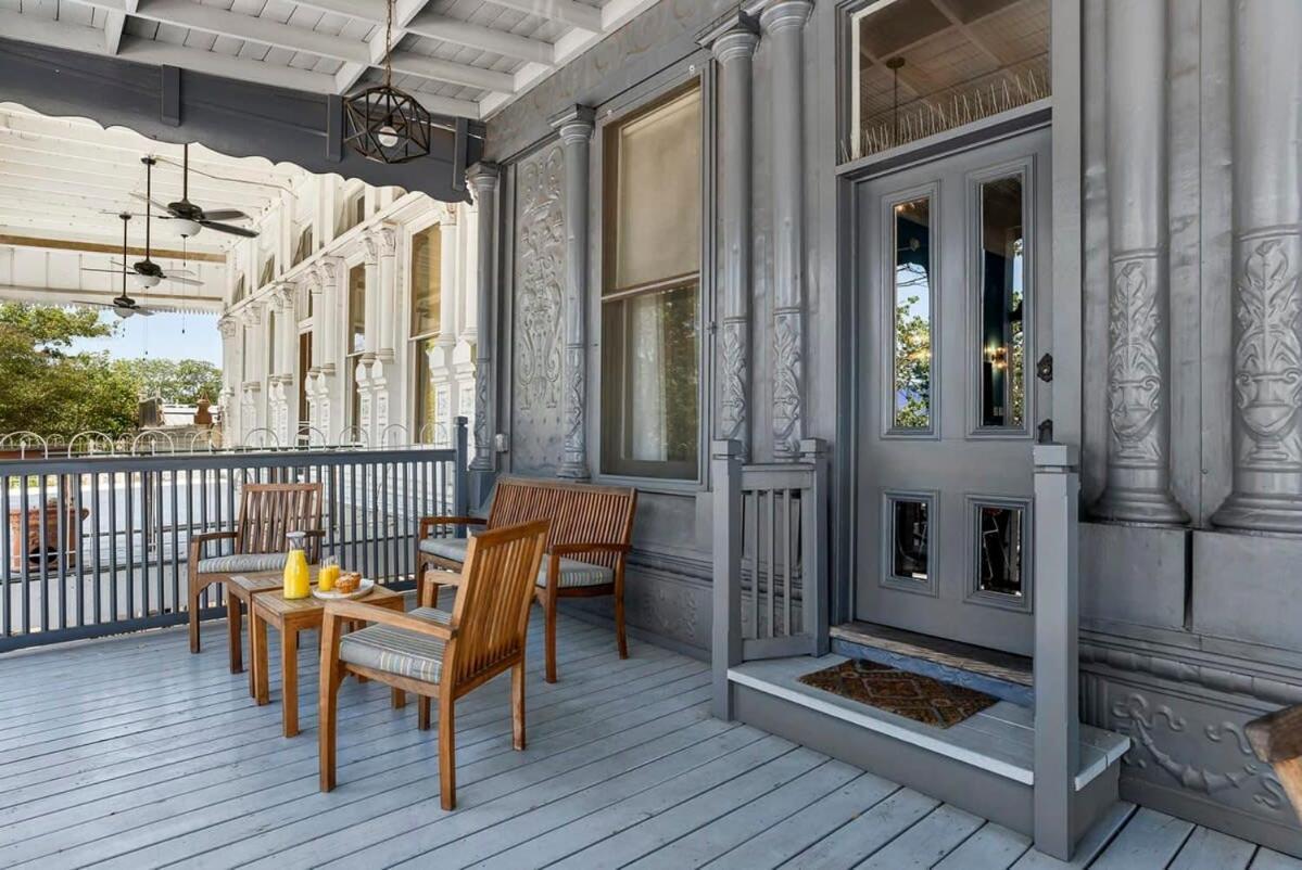 The Loft On Main St Loft With Balcony Views Lägenhet Fredericksburg Exteriör bild