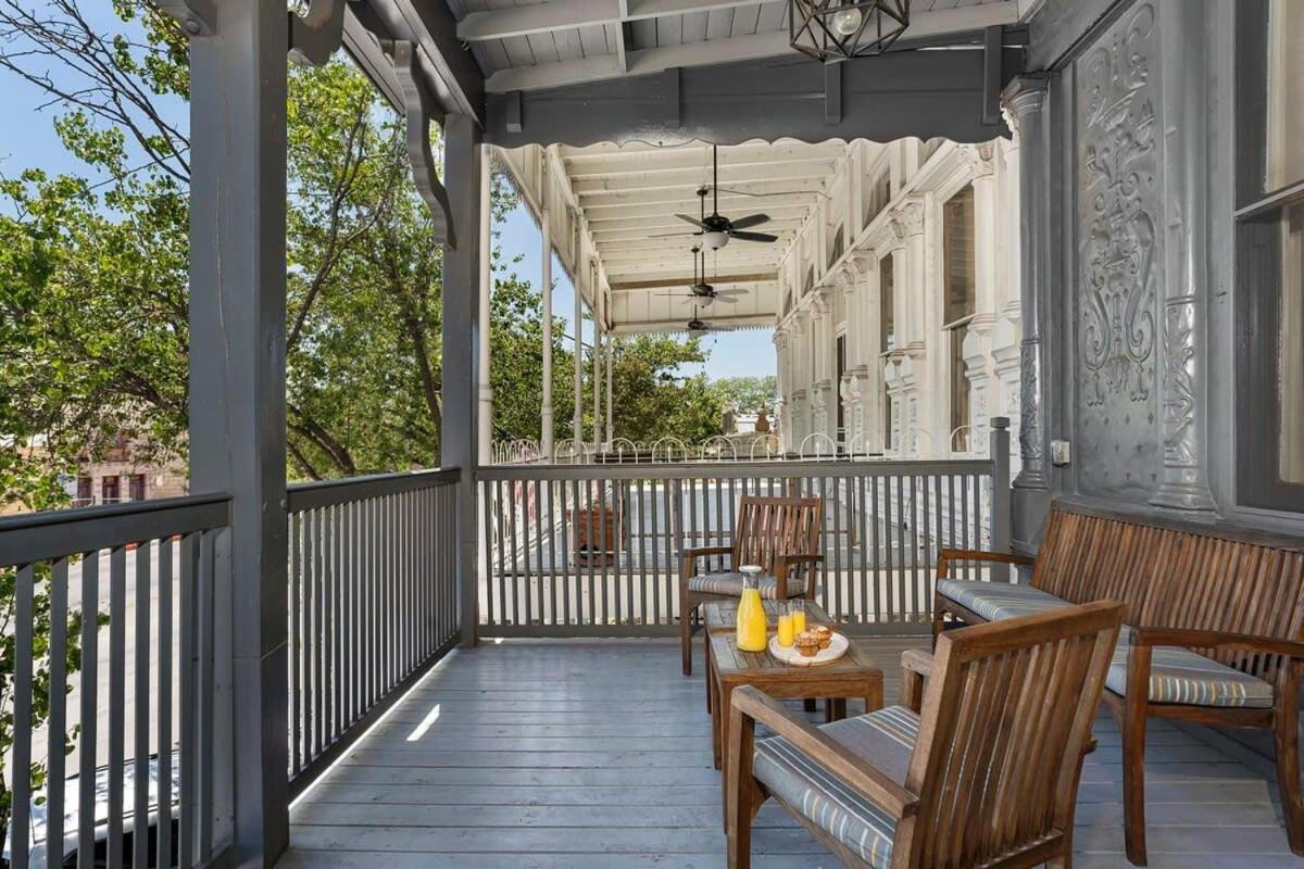 The Loft On Main St Loft With Balcony Views Lägenhet Fredericksburg Exteriör bild